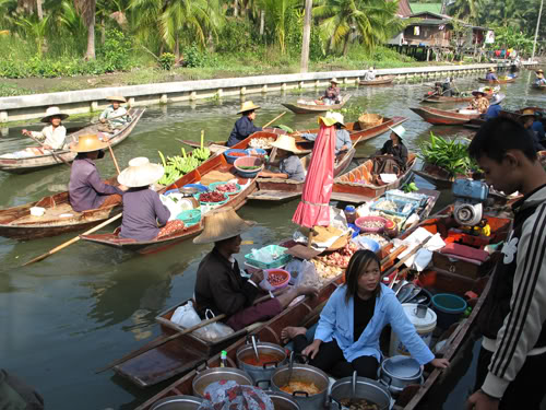 Wat Saphan Floating Market