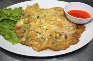 Thai Omelet with Steamed Rice and Ketchup (Kow kai jeeo)