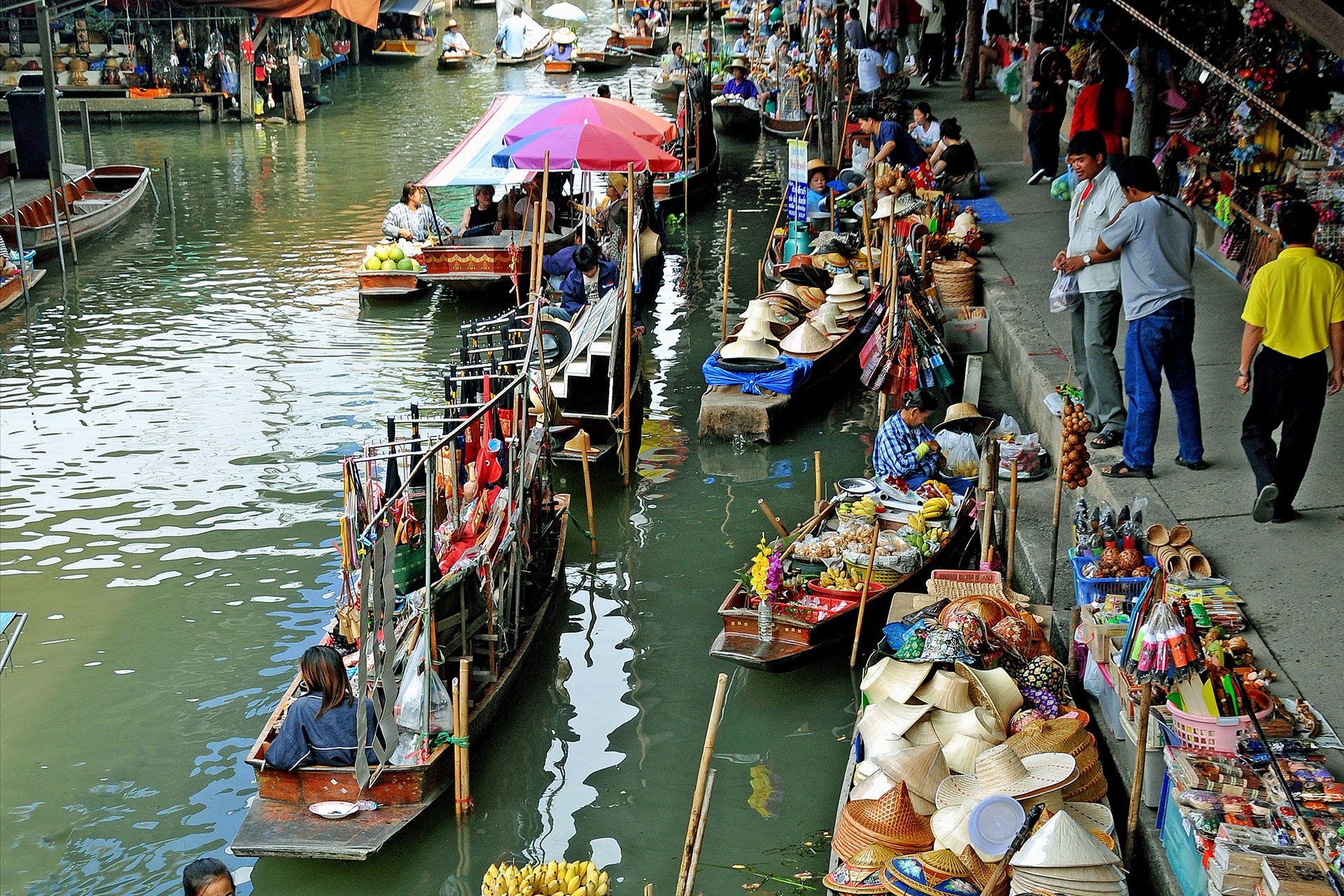 Вода в бангкоке. Плавучий рынок Дамноен Садуак. Тайланд Бангкок плавучий рынок. Плавучий рынок в Паттайе. Плавучий Ранок Бангкок.